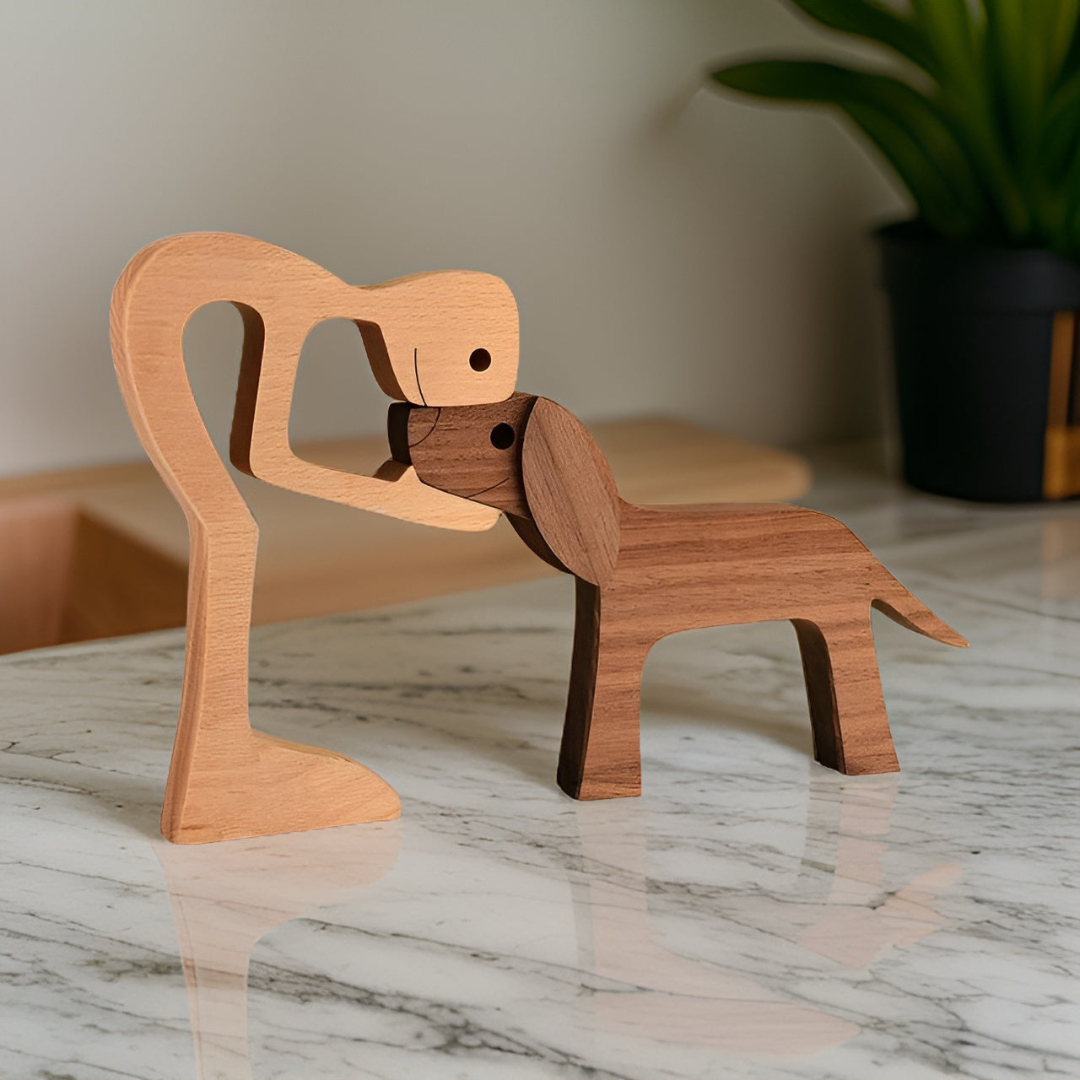 Statue en bois représentant un chien et son maître – Couleur naturelle, décoration artisanale pour le salon ou les amoureux des animaux