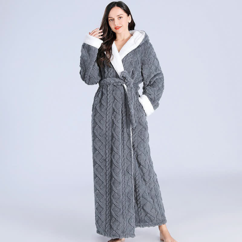 Peignoir long en peluche – Gris doux, loungewear confortable avec capuche pour un usage à domicile