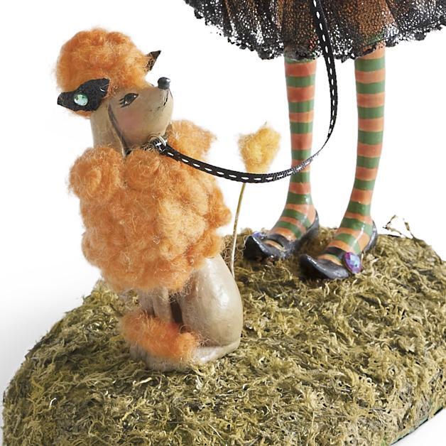 Figurka czarownicy z żywicy – wielokolorowa, wykonana ręcznie z dbałością o najdrobniejsze szczegóły, do dekoracji wnętrz na Halloween