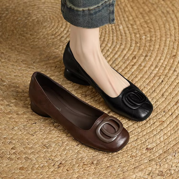 Mocassins Femme Bout Carré en Cuir à Talon Bloc et Détail Métallique