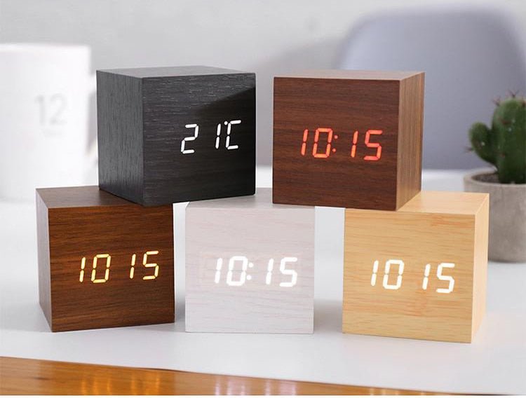 Reloj LED – Acabado en madera mate, diseño compacto para el dormitorio o el despacho