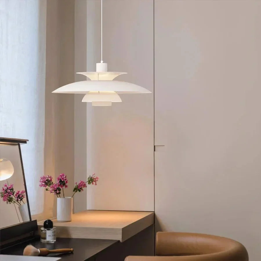 Suspension danoise – Métal superposé, design coloré pour table à manger ou salon