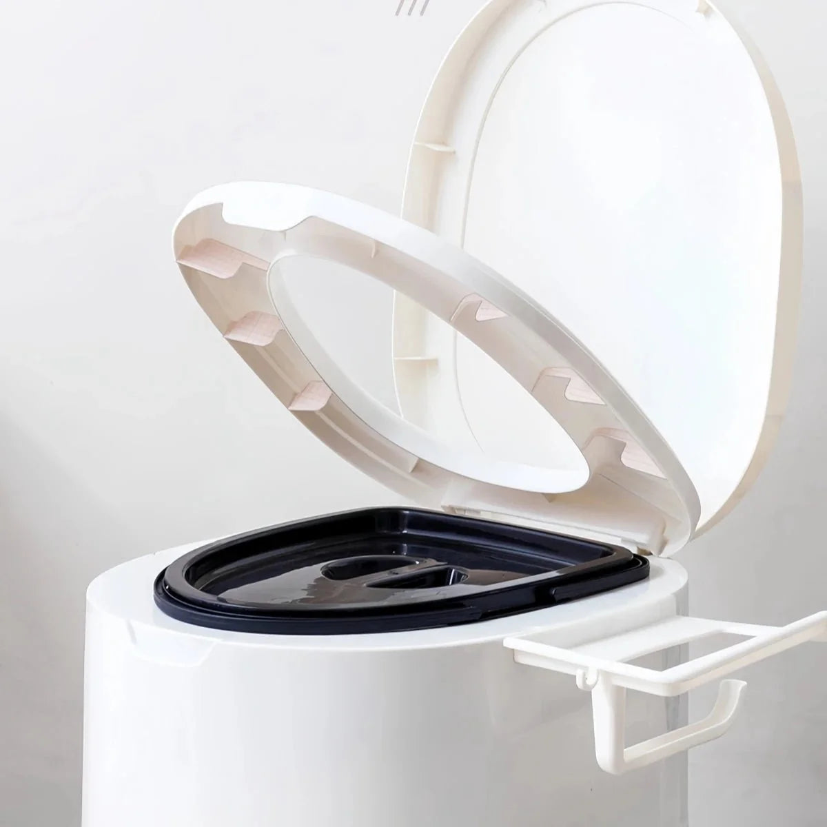 Tragbare mobile Toilette mit Deckel - Ideal für Camping & Reisen 2