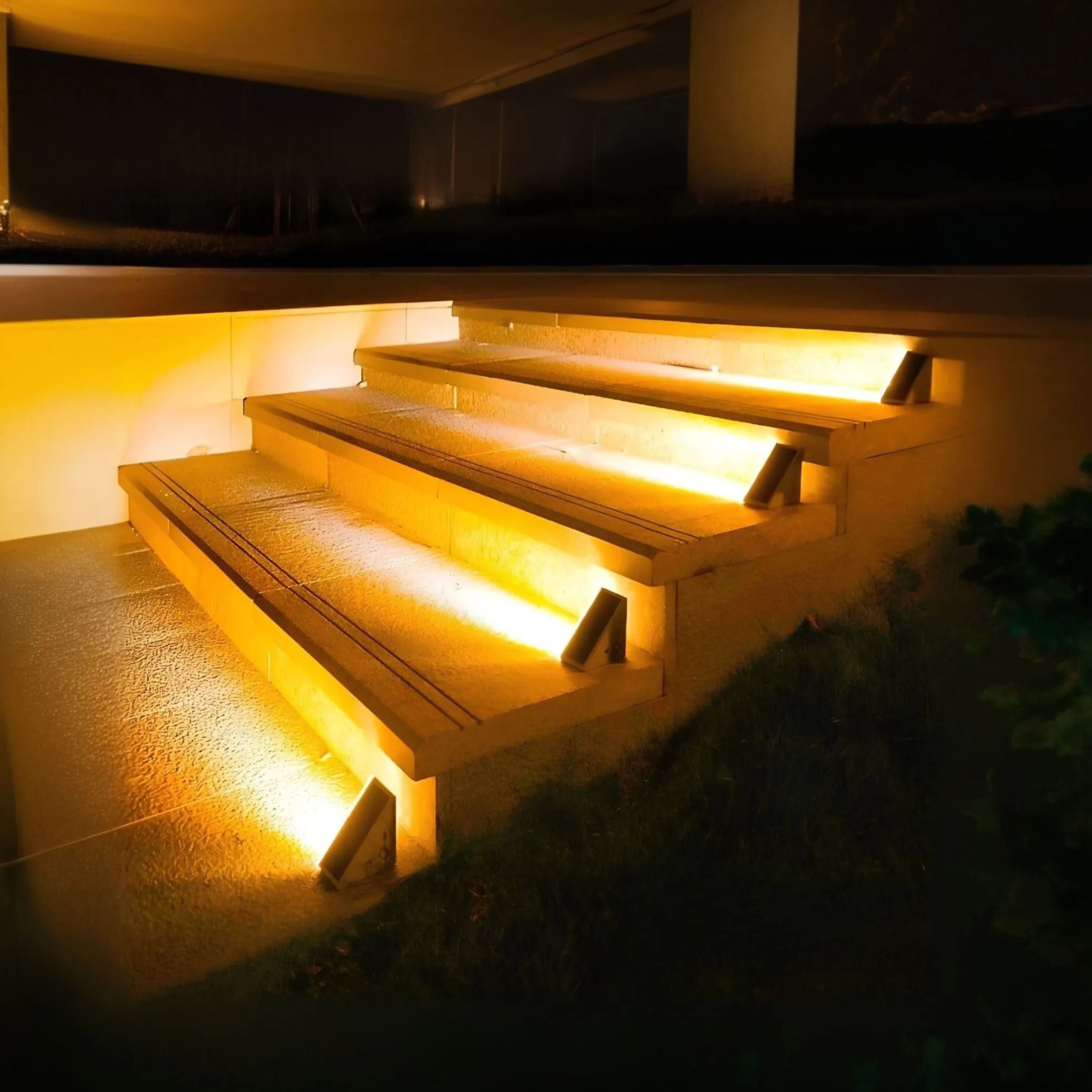Solar-Powered Step Light – Warm White LED, Weather-Resistant Design for Stairs or Patios