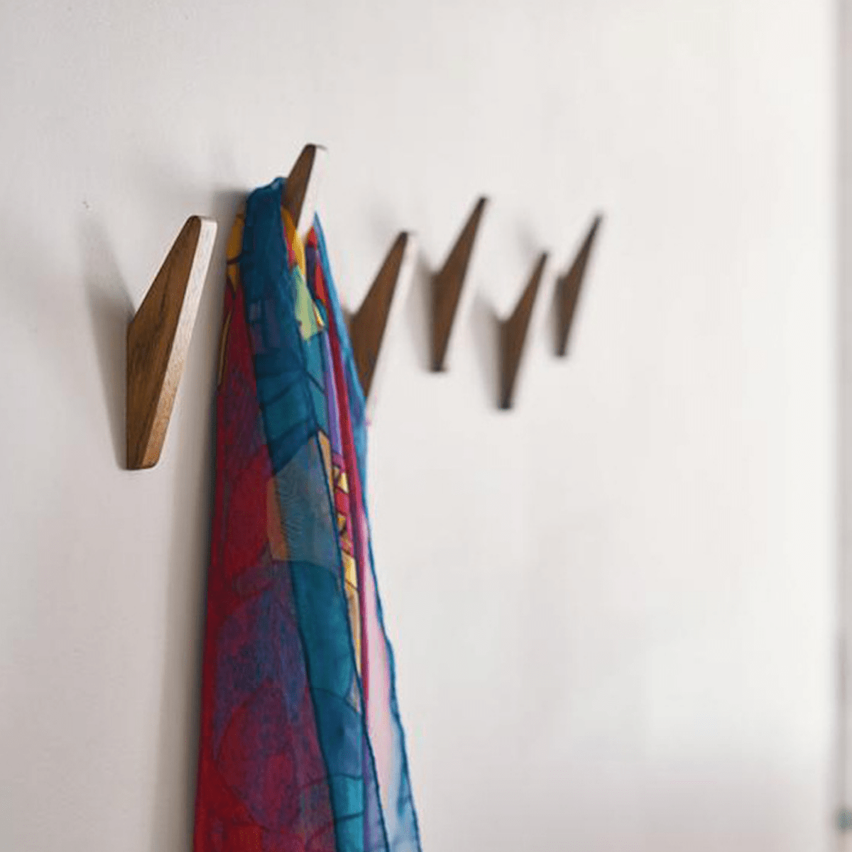 Wooden Wall Hooks – Natural Two-Tone Finish, Minimalist Design for the Entryway or Bedroom