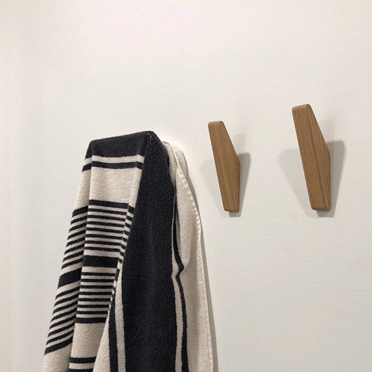 Wooden Wall Hooks – Natural Two-Tone Finish, Minimalist Design for the Entryway or Bedroom