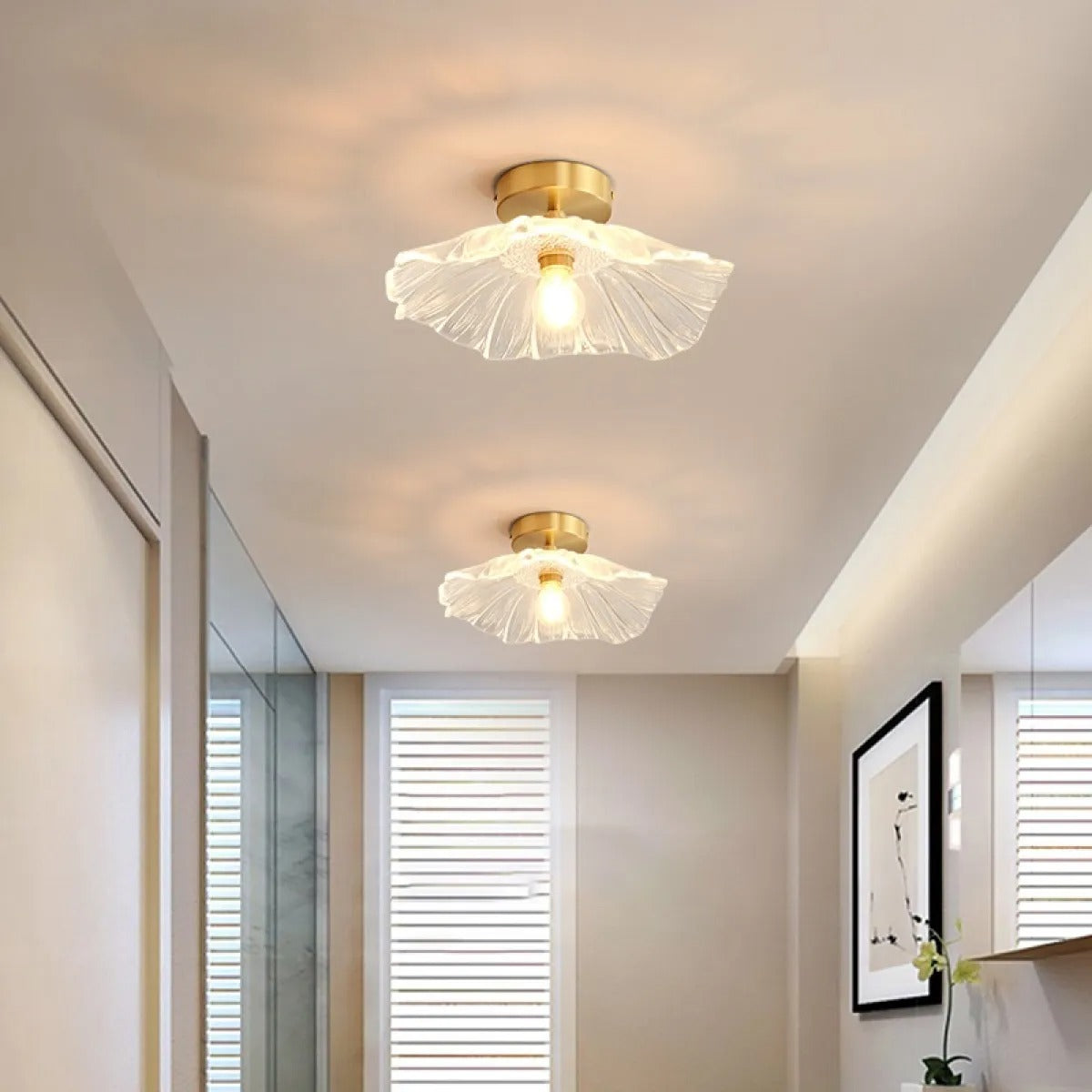 Flower-shaped pendant light – Deep red glass with a gold socket, for the dining room or living room