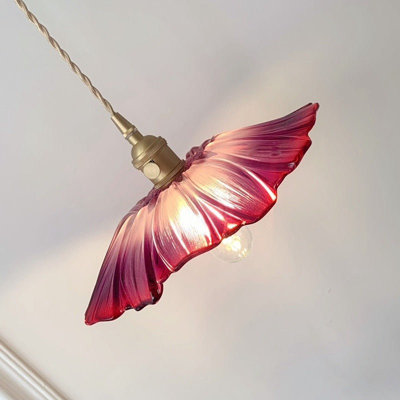 Flower-shaped pendant light – Deep red glass with a gold socket, for the dining room or living room