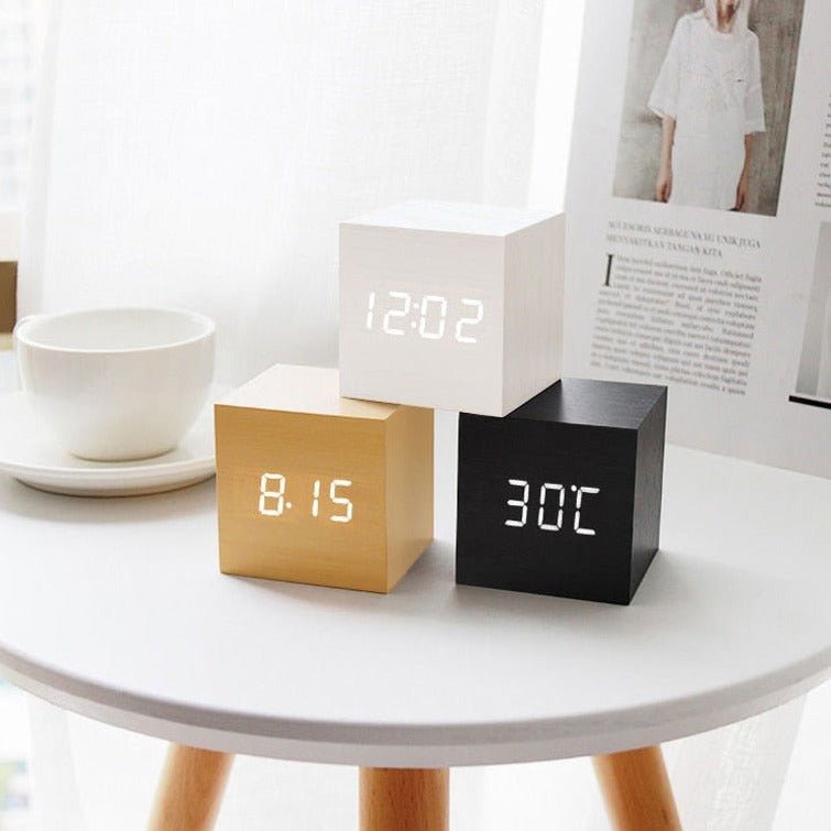 Reloj LED – Acabado en madera mate, diseño compacto para el dormitorio o el despacho