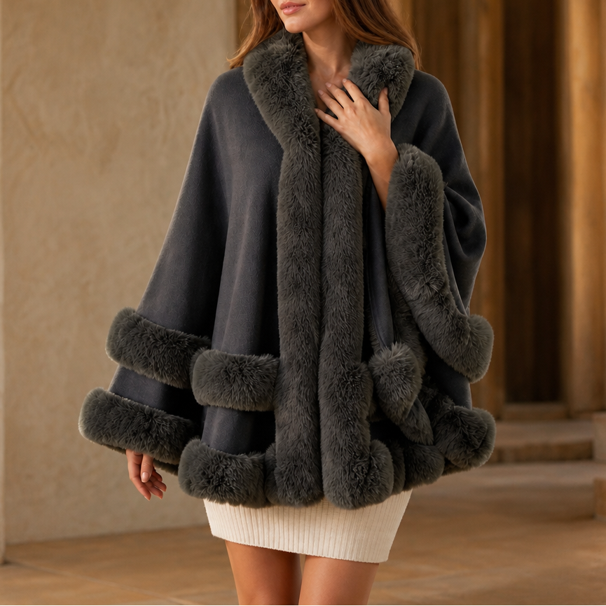 Cape Femme en Maille à Capuche avec Bordure en Fausse Fourrure